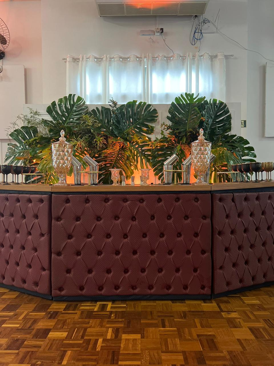 Bar bordô com folhas tropicais