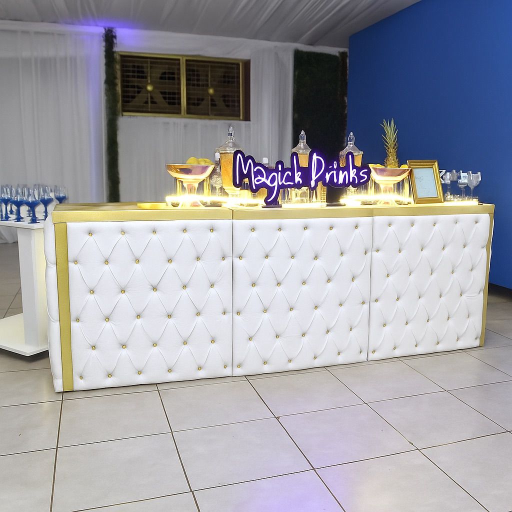 Bar branco e dourado Magick Drinks com neon